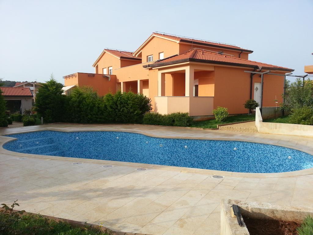 Apartments Meri Liznjan Exterior photo